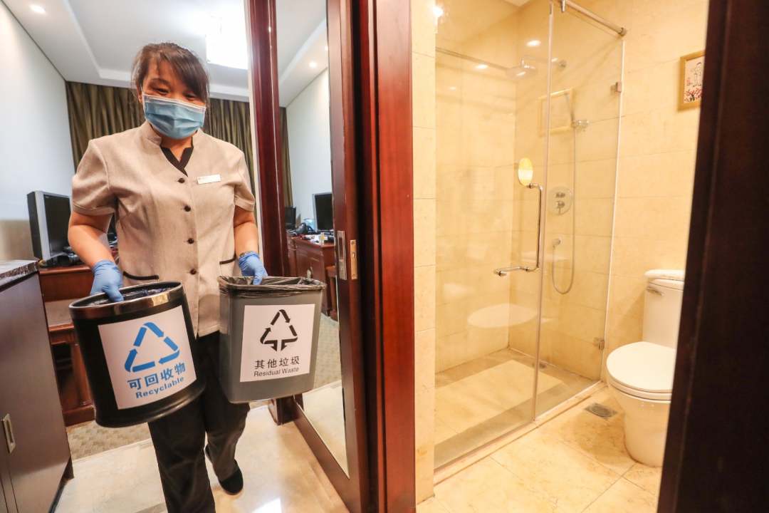 分別ごみ箱を見せる職員。