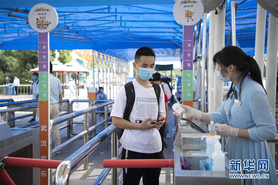 5月19日、並んで入場券の検札を受け入場する來場者（撮影?熊琦）。