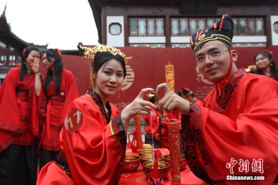 南京で、漢服姿で結(jié)婚式を挙げた「ウイルスと闘う」新婚カップル20組（撮影?泱波）。 