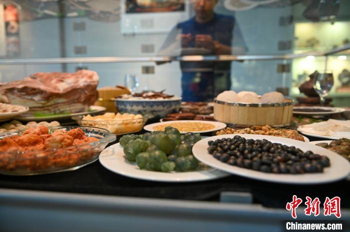 メノウで作られた「満漢全席」（撮影?于海洋）。