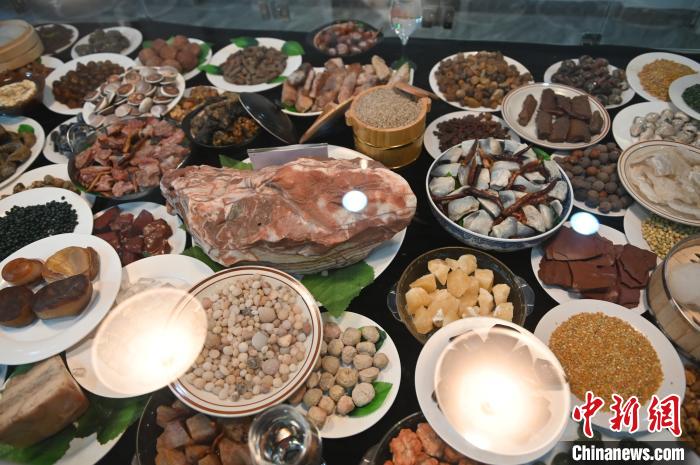 本物ソックリ！メノウで作られた「満漢全席」　遼寧省阜新