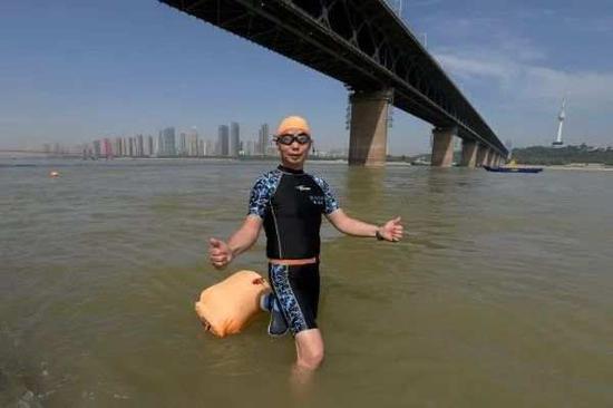 武漢のコロナ重癥患者が回復(fù)し長(zhǎng)江を泳いで橫斷、自己ベスト更新