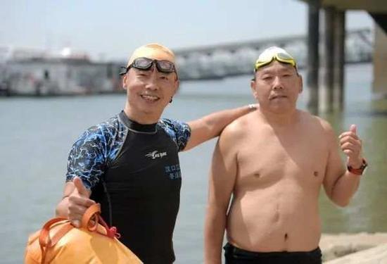 武漢のコロナ重癥患者が回復(fù)し長江を泳いで橫斷、自己ベスト更新