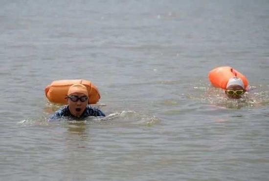 武漢のコロナ重癥患者が回復(fù)し長(zhǎng)江を泳いで橫斷、自己ベスト更新