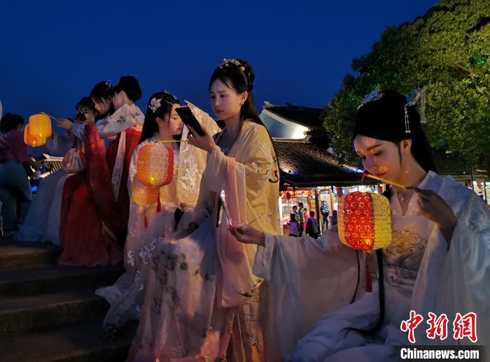 漢服姿で夜の江南古鎮(zhèn)?周荘を観光する若者たち　江蘇省
