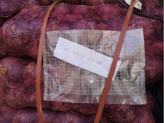 「あなたと別れたあと、私は3日間泣き続けたわ。今度はあなたが泣く番よ」と書かれていたメモ。