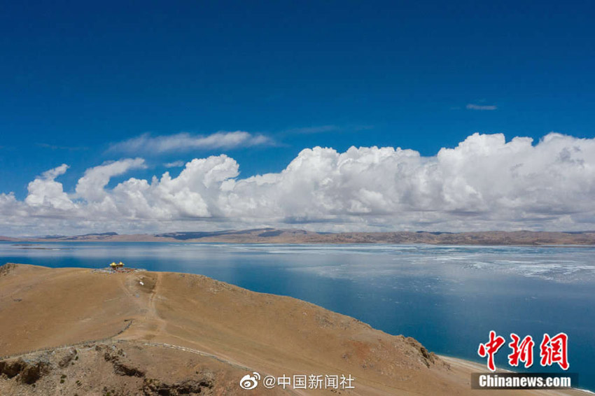 観光客を魅了する西蔵ナムツォ湖（撮影?何蓬磊）。