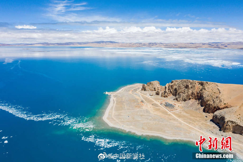 氷が解け始め、清らかな美しさ広がる西蔵ナムツォ湖