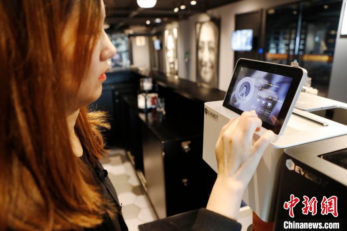 3Dプリンターを調(diào)整する職員（撮影?殷立勤）。