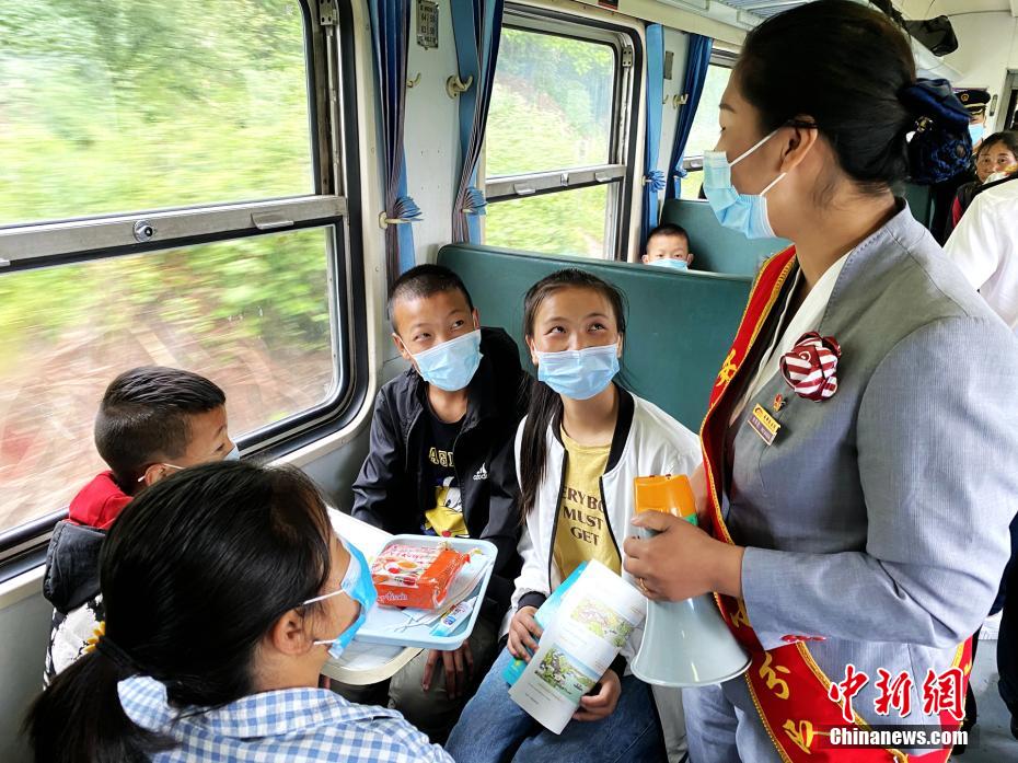 安心できるスクールバス！四川省大涼山の山奧を走る「鈍行列車」