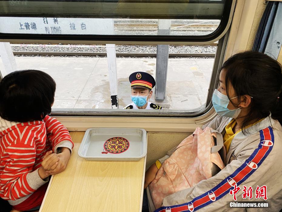 安心できるスクールバス！四川省大涼山の山奧を走る「鈍行列車」