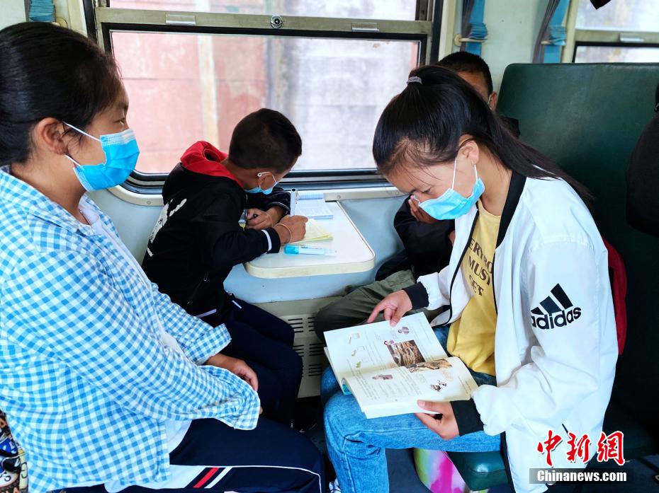 安心できるスクールバス！四川省大涼山の山奧を走る「鈍行列車」