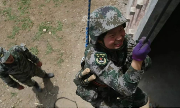 文武両道なり！名門大學(xué)院への進(jìn)學(xué)止め、女性特殊部隊(duì)隊(duì)員に