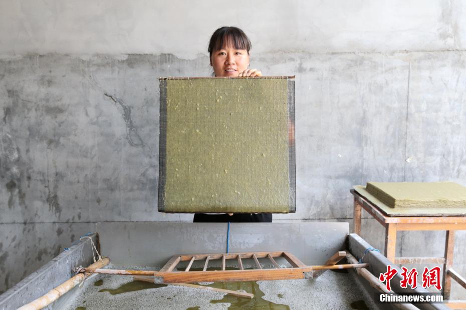 「パンダ紙」を見せてくれる作業(yè)員。（撮影?張遠(yuǎn)）