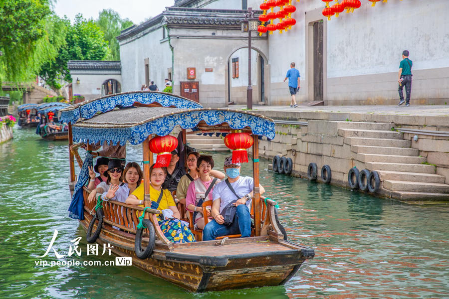 5月21日、浙江省湖州市南潯區(qū)5A級観光スポット「南潯古鎮(zhèn)」で、同市から湖北省に醫(yī)療支援に赴いた醫(yī)療従事者75人が遊覧船にのって、水の街の景色を楽しんだ（撮影?劉春輝/寫真著作権は人民図片が所有のため転載禁止） 。