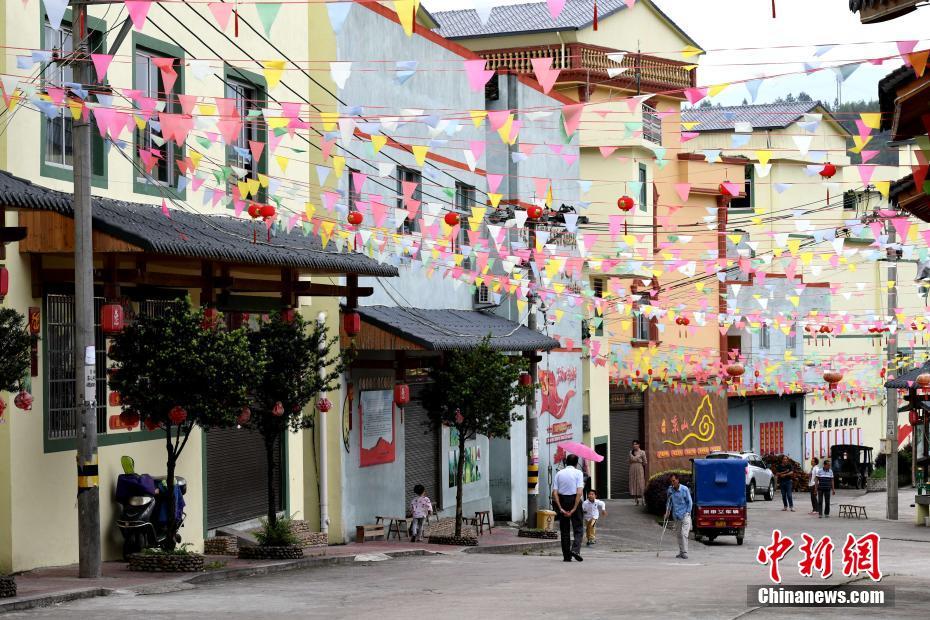 福建畭村の変遷記　村を飾り立て、観光客迎える
