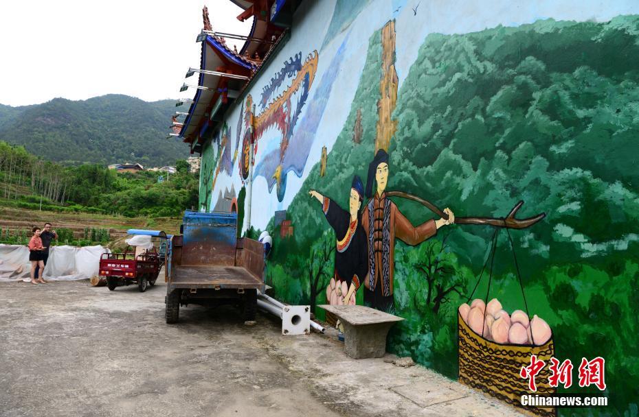 福建畭村の変遷記　村を飾り立て、観光客迎える