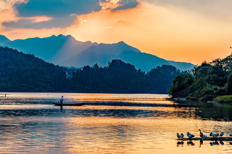 漁師の歌聲が響く夕暮れの様子（撮影?胡傳紅）。
