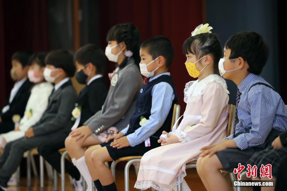 日本の一部小學(xué)校で登校を再開