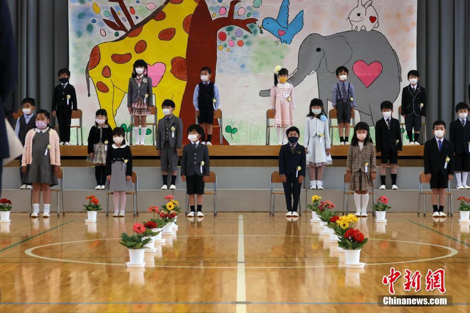 日本の一部小學(xué)校で登校を再開