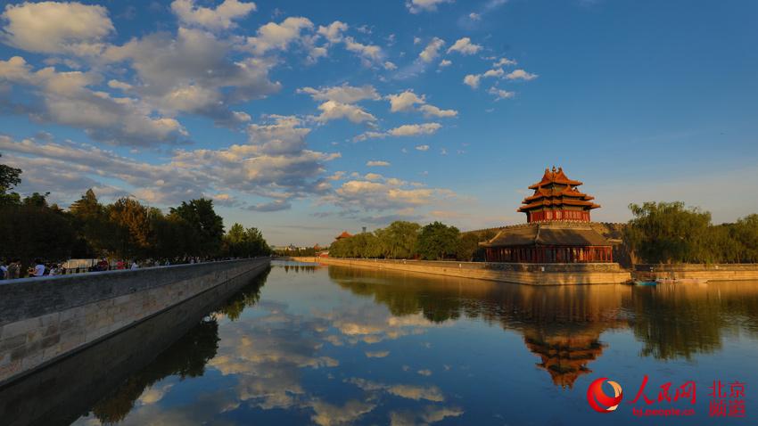 夕陽(yáng)に照らされた故宮の角樓　絵のような美しさ