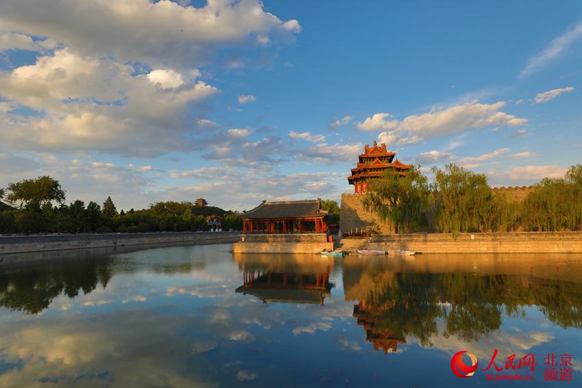 夕陽に照らされた故宮の角樓　絵のような美しさ