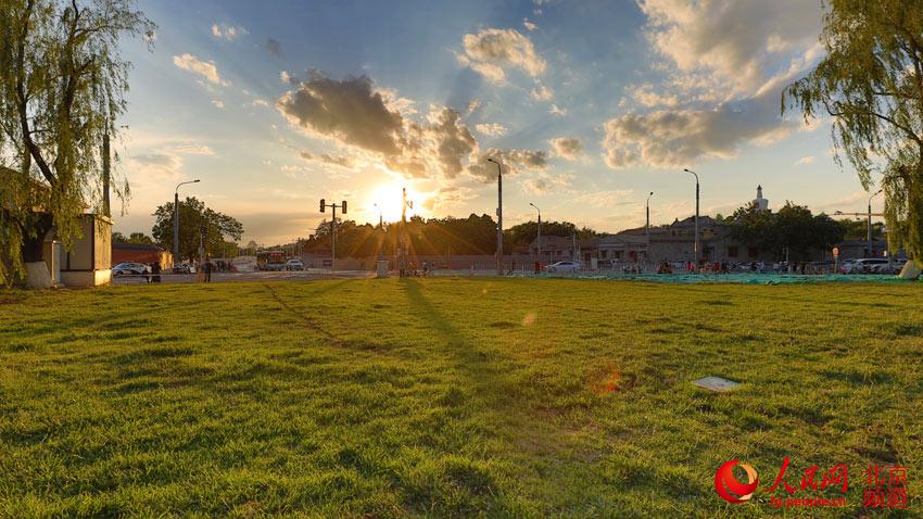 夕陽に照らされた故宮の角樓　絵のような美しさ