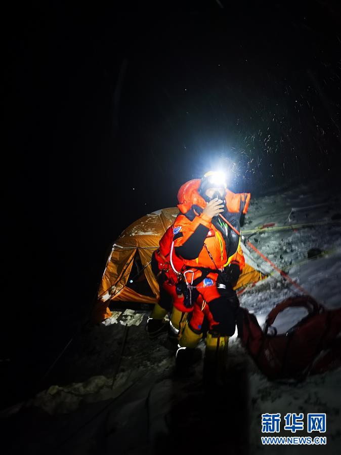 チョモランマ標(biāo)高測量、未明に登頂を開始する理由は？