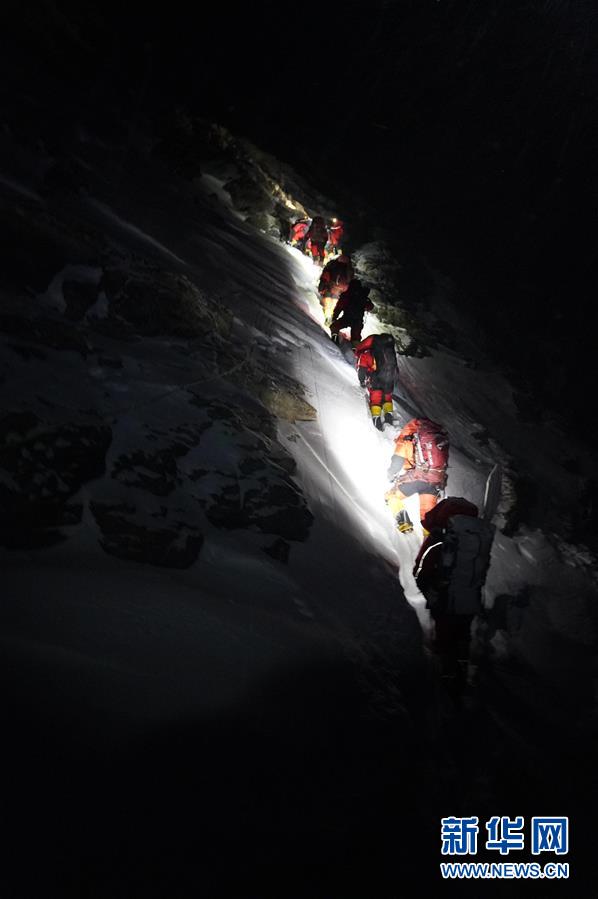 チョモランマ標(biāo)高測(cè)量、未明に登頂を開始する理由は？