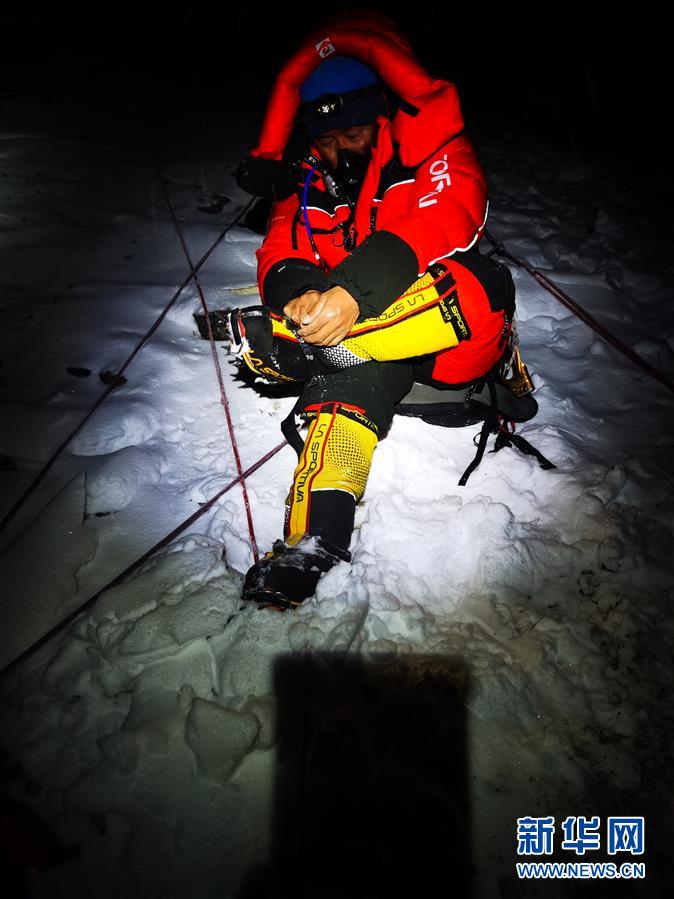 チョモランマ標高測量、未明に登頂を開始する理由は？