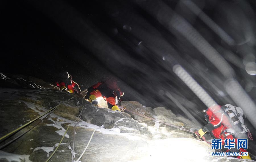 チョモランマ標(biāo)高測量、未明に登頂を開始する理由は？