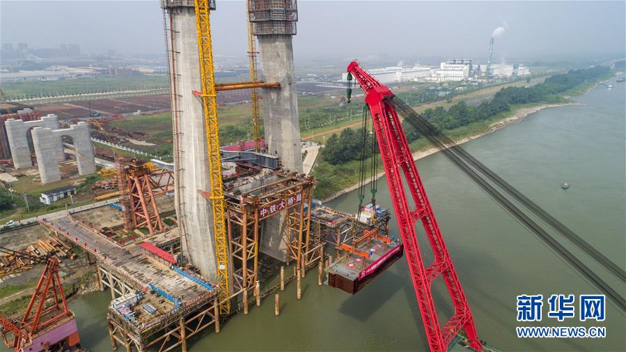 中國初の時速350キロの長江鉄道橋、鋼桁設置を開始