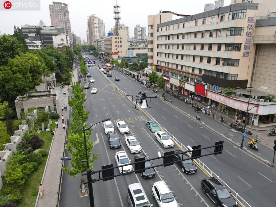 杭州交通警察、巡回ドローンでヘルメットの著用を呼びかけ