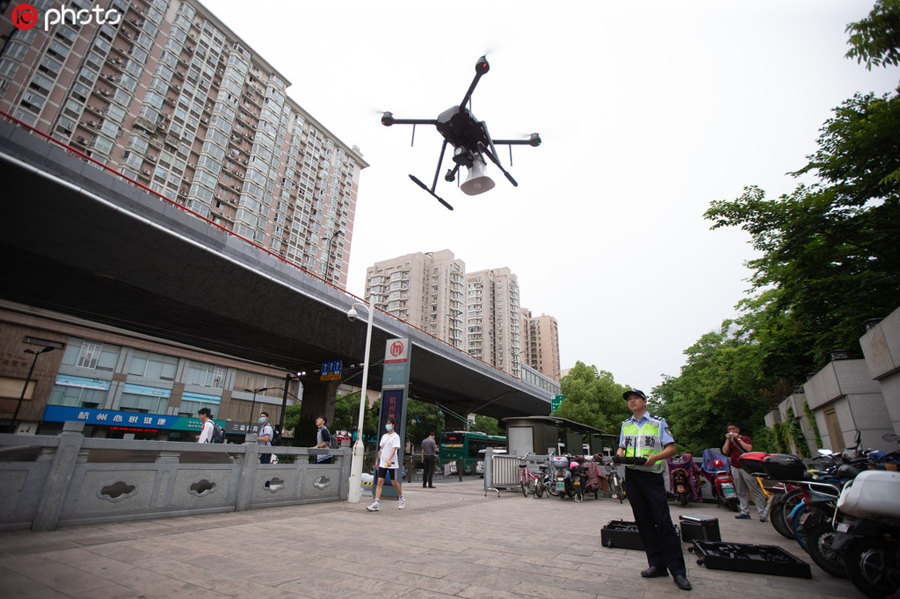 杭州交通警察、巡回ドローンでヘルメットの著用を呼びかけ