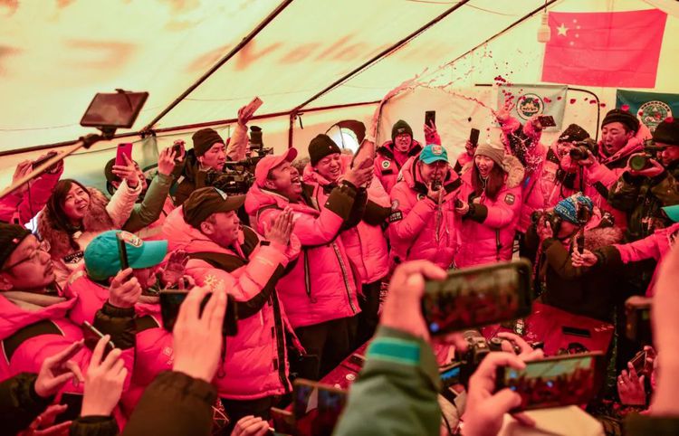 感動(dòng)！チョモランマ登頂全過(guò)程を捉えた寫(xiě)真22枚