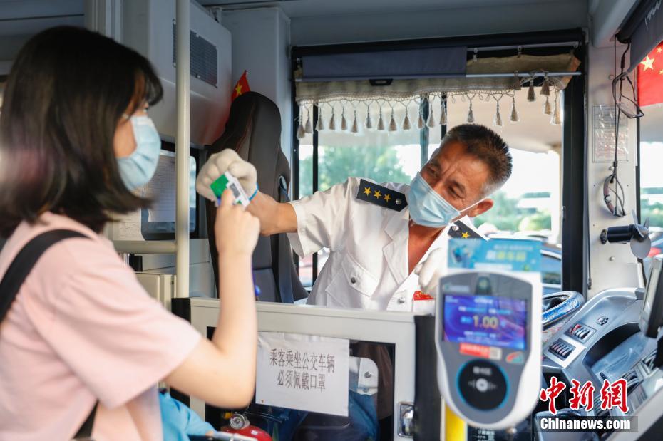 ハルビン市で　生徒専用バスを運(yùn)行、中三?高三が授業(yè)再開