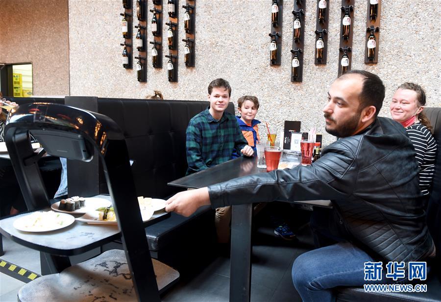 不要な接觸減らすため、ロボットが給仕するウィーンのレストラン