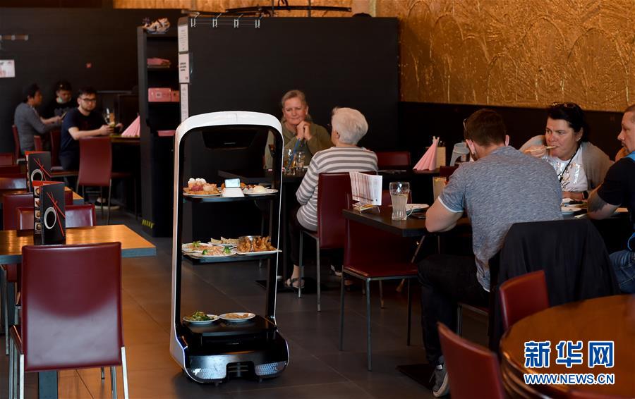 不要な接觸減らすため、ロボットが給仕するウィーンのレストラン