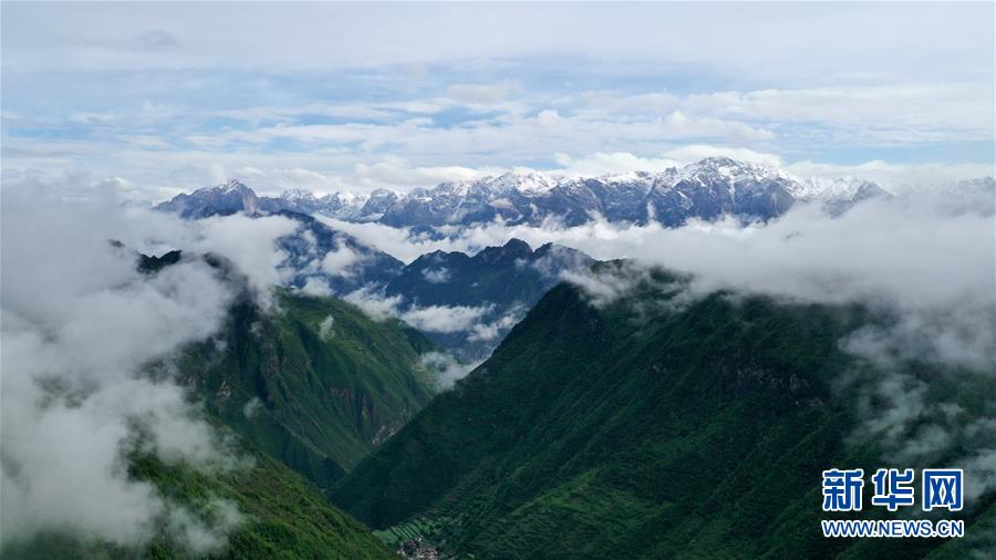 雲(yún)霧たなびく美しい岷山　甘粛省舟曲