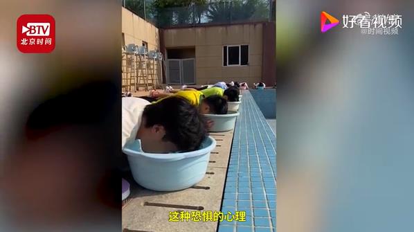 洗面器で水泳の練習(xí)をする大學(xué)生　四川省成都市