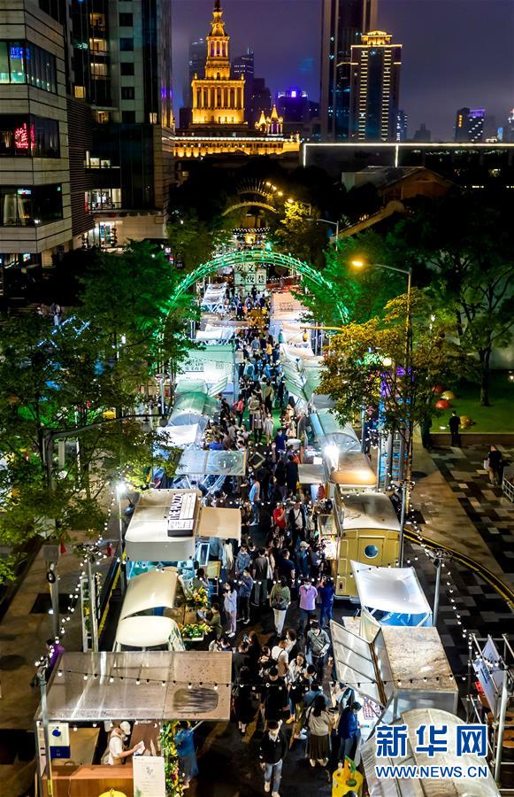 上海の夜市?安義夜巷が営業(yè)再開、活気を取り戻す