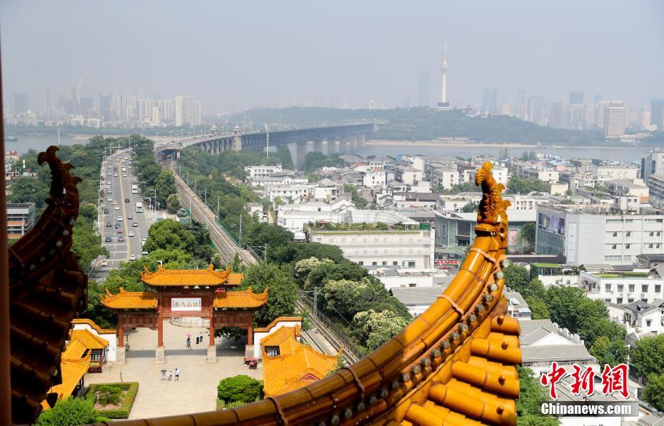 黃鶴樓から望む武漢長江大橋（撮影?張暢）。