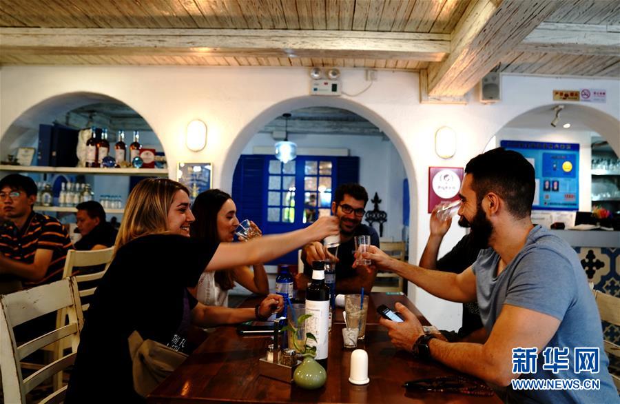 5月31日夜、上?！竿鈬私帧工摔ⅳ毳辚伐懔侠淼辘菚长驑Sしむ客（撮影?張建松）。