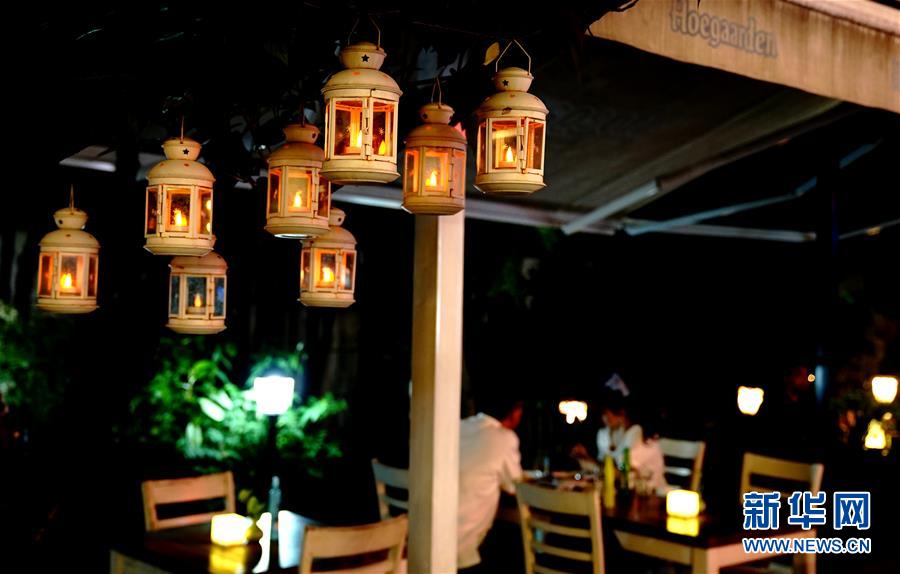 上海市の「外國人街」で人気集める賑やかな夜市