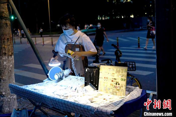 屋臺の賑わいがコロナ後の経済回復を後押し　四川省成都