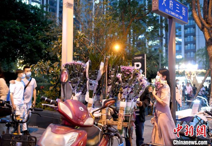 屋臺の賑わいがコロナ後の経済回復を後押し　四川省成都