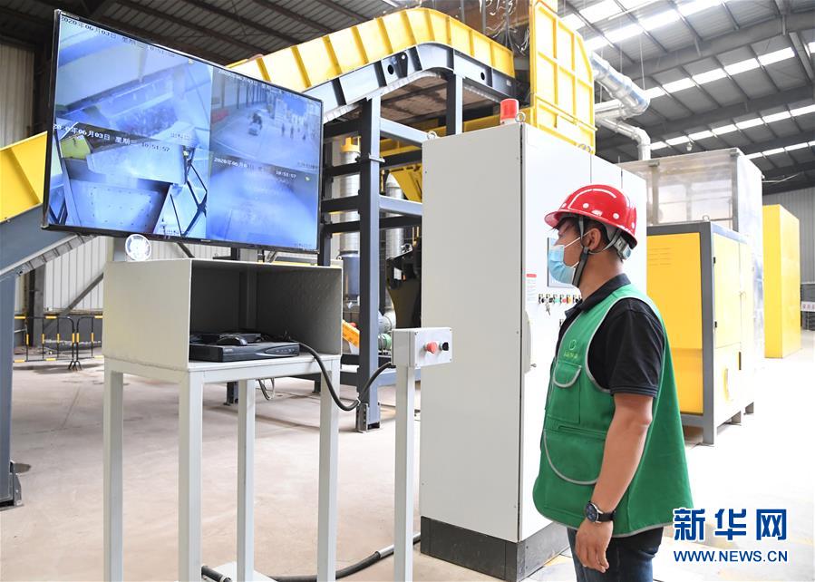 6月3日、海淀區(qū)再生資源回収選別加工センターで、モニタリング裝置で自動(dòng)粉砕機(jī)の稼働狀況を確認(rèn)する職員（撮影?任超）。