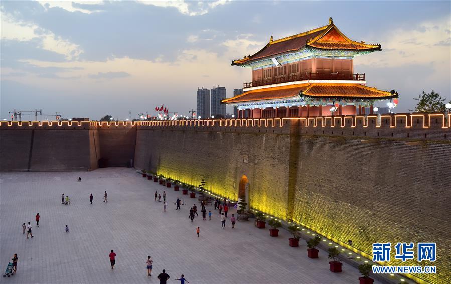 6月3日夕方、夜のとばりが訪れ、ライトアップされる河北正定古城南城門(mén)（撮影?張暁峰）。