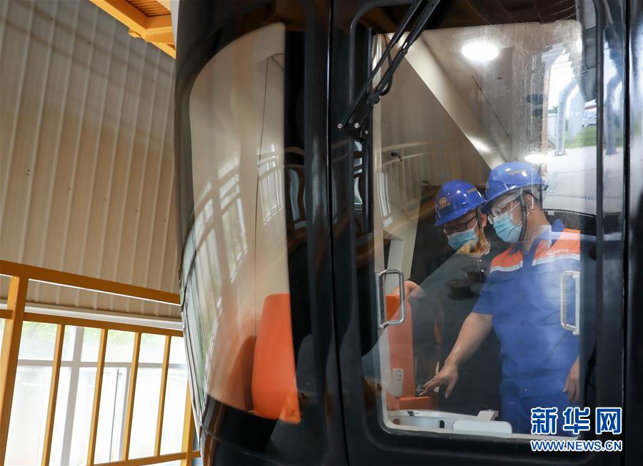 湖北初の「スカイトレイン」、高溫條件での試運(yùn)転成功