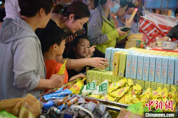 內蒙古フフホトの夜市が再開　特価販売のさまざまな商品が魅力